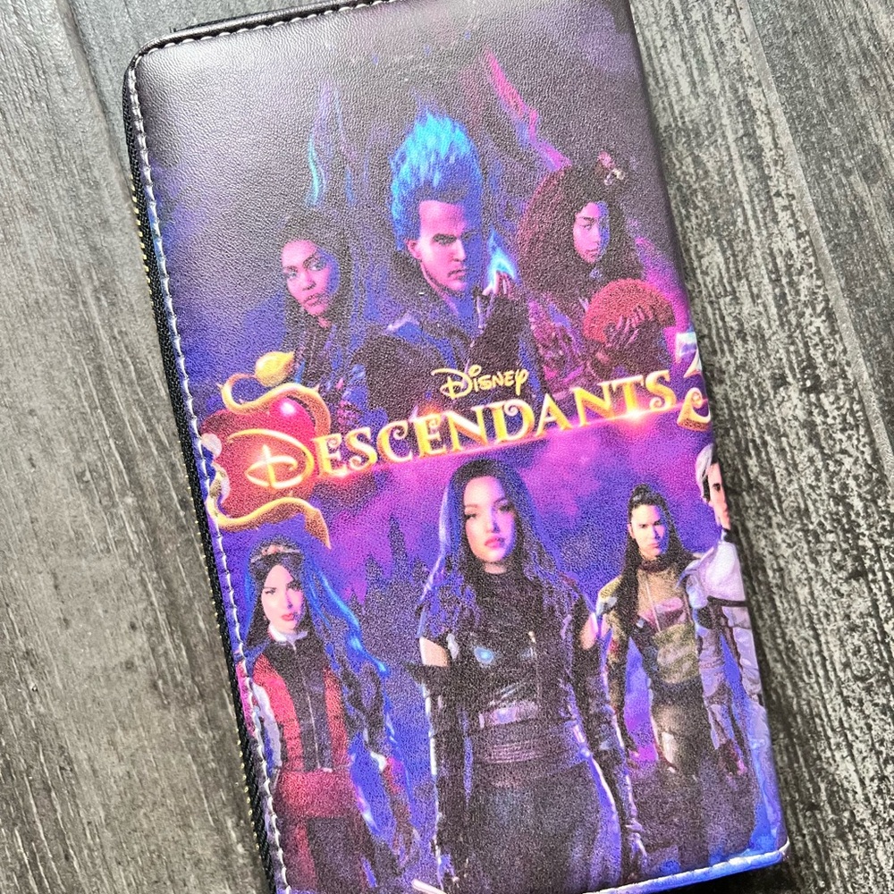 Descendants 3 full zip wallet in great contion